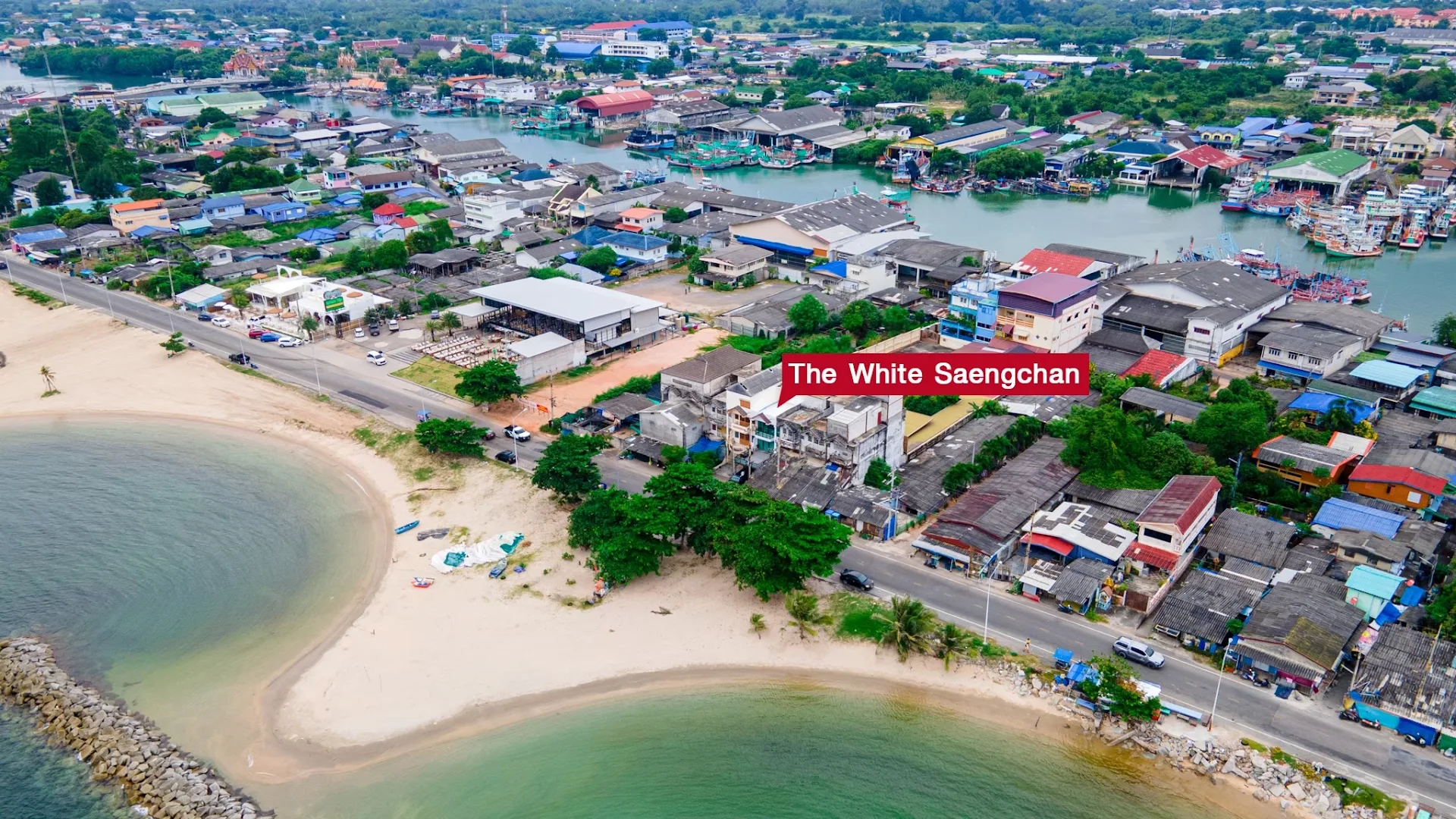 The white house บ้านริมทะเลหาดแสงจันทร์ 4 ห้องนอน รองรับ10 ท่าน