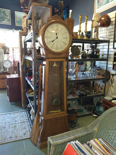Chris' Consignment LlC - Visual