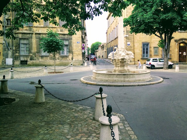 Place des Quatre Dauphins