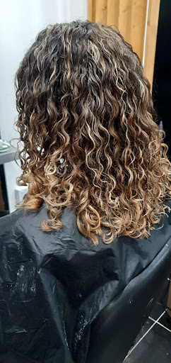 Lela's Hair Lounge Logo