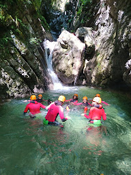 Photo n°26 de Annecy Canyoning - Base de canyoning à Annecy à Faverges-Seythenex (Organisateur d’activités de plein air)
