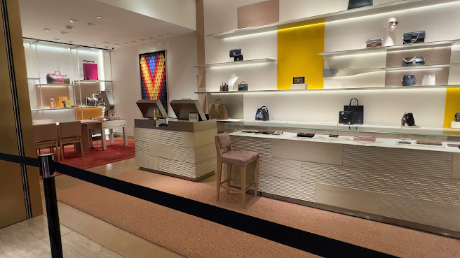Bloomingdale's by null
