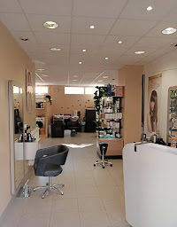 Photo n°11 de Les couleurs de Steph à Messimy (Salon de coiffure)