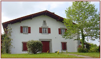 Gîtes Harkurutxea piscine et vue sur les montagnes à Jaxu