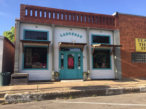 Ladonna's - Visual