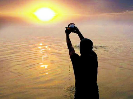 जानिए सूर्य को अर्घ्य देने का वैज्ञानिक आधार एवं ज्योतिषीय महत्व। post image