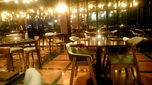 THE SOCIALITE Bistro & Lounge