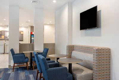 Holiday Inn Express & Suites St Charles