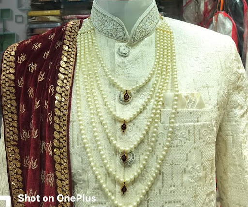 Bilkul 👍 Is White & Maroon Premium Sherwani ke liye classy, royal aur customer-attracting caption: post image