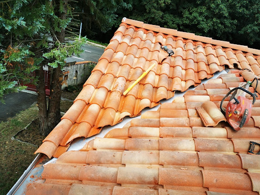 Photo de Entreprise Jayat Habitat: Artisan couvreur, nettoyage toiture rénovation terrassement démolition Charente 16 Angoulême