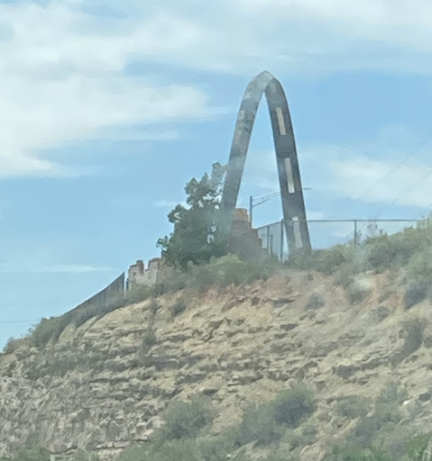 Route 66 loop statue - Thumbnail