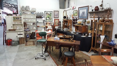 Photos of Lakewood 400 Antiques Market