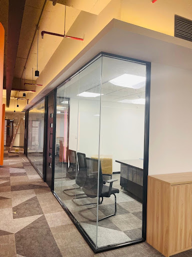 We specialize in office toughened glass partition work across Gurgaon, including Badshahpur, Sohn…