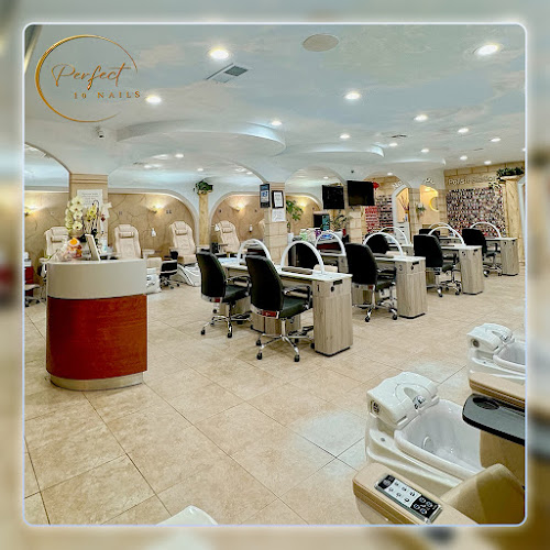 Perfect 10 Nails interior view