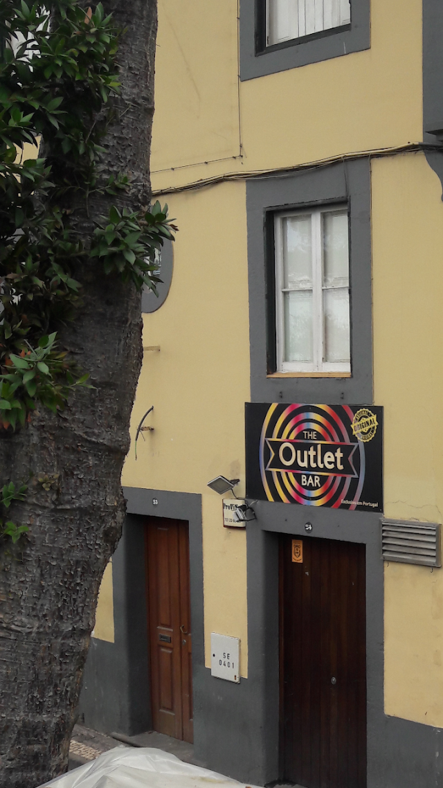 Mega Outlet Bar