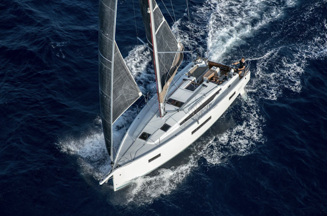Grassi Bateaux / J Composites · Jeanneau · Lagoon La Rochelle - Concessionnaire