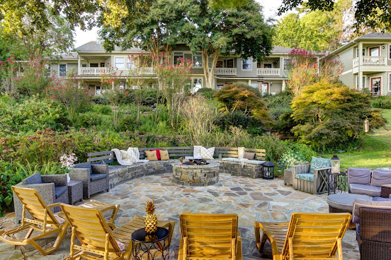 Lookout Point Lakeside Inn by null