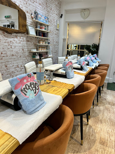 Mooeys Nails & Waxing - Farnham