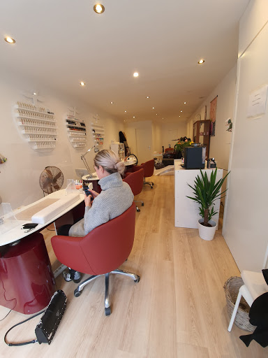 Vivi Nail Bar