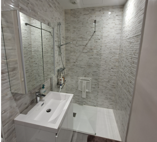 Dans cette maison des années 1920, la petite salle...