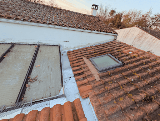 Rénover une toiture : signes d’alerte et solutionsLa...