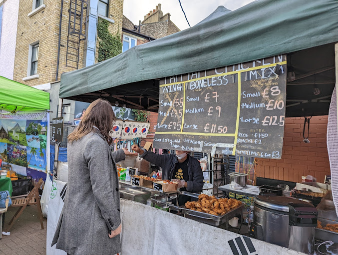 Explore the Charm of Notting Hill's Markets: From vintage treasures to vegan delights, explore the best of this vibrant London district. Your shopping adventure awaits!