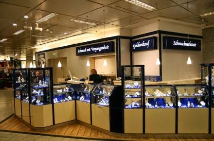 Schmuck mit Vergangenheit photo