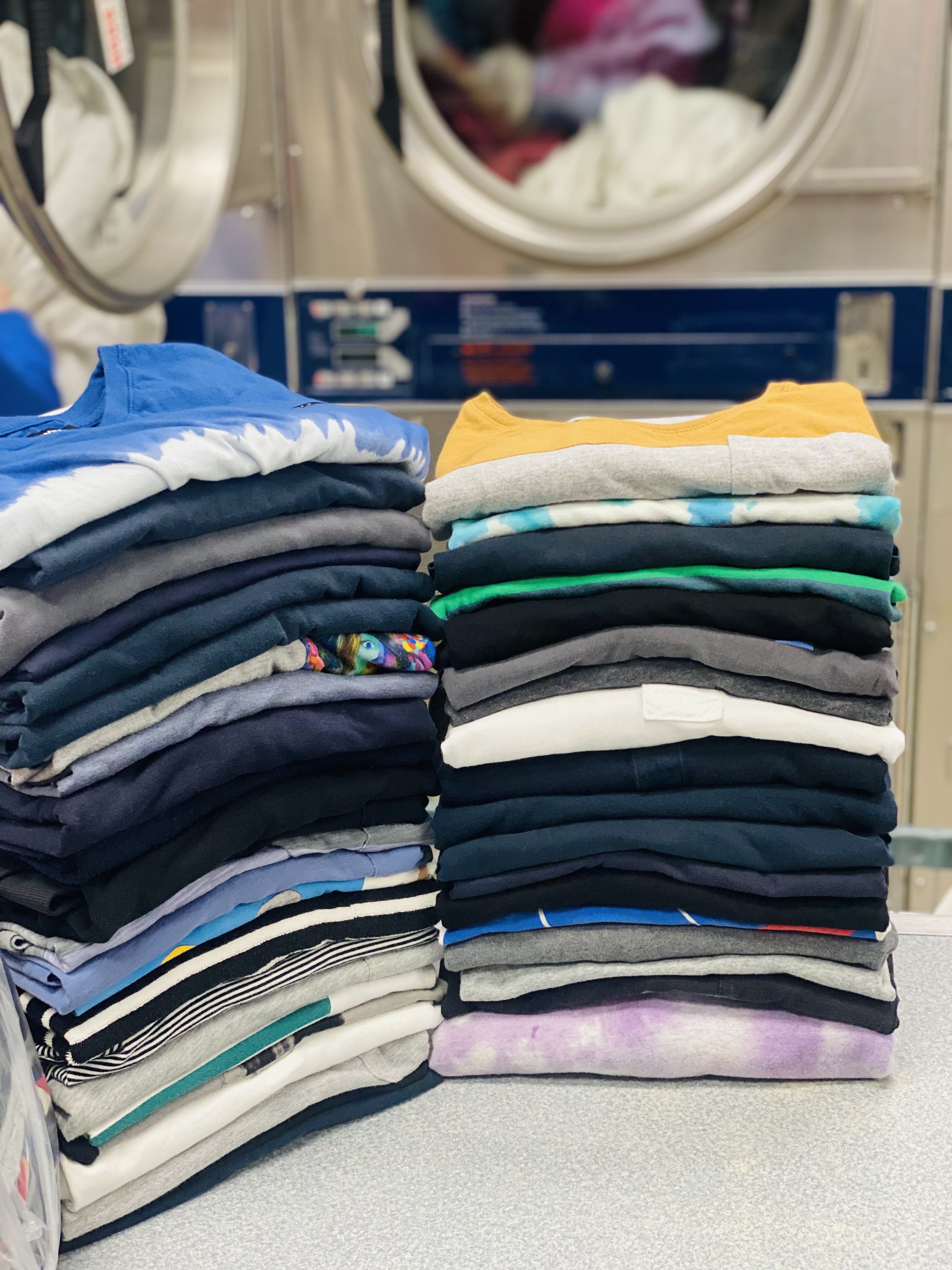 Si Laundromat facility with washing machines in Brooklyn