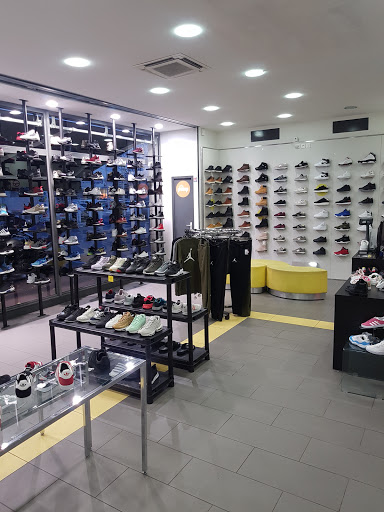 S2 Sneakers Specialist Saint-Gratien - Thumbnail