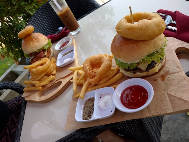 3 Dragons Sports Bar & Restaurant