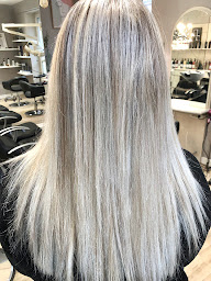 Photo n°9 de Révélation Coiffure à Cosne-Cours-sur-Loire (Salon de coiffure)