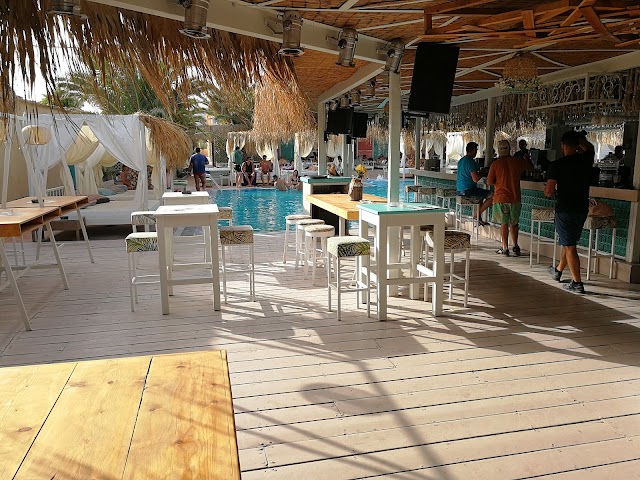 Jojo Beach Hotel & Bar