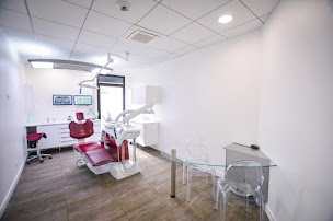 Photo n°1 de Yassine Oummal à Fougères (Dentiste)