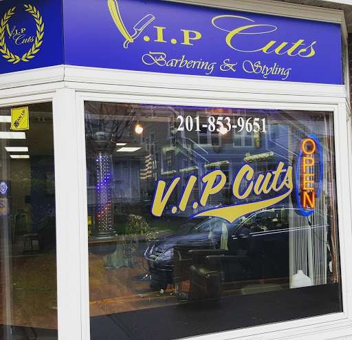 V.I.P Cuts Logo