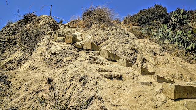 Runyon Canyon Park Entrance - Fuller Avenue