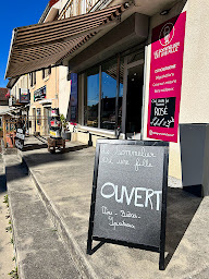 Photo n°1 de Le Sommelier est une Fille à Orchamps-Vennes (Cave à vins)