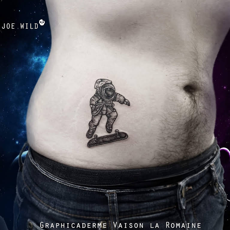 Un tatouage de micro vintage signé Joe Wild à Vaison-la-Romaine -  Graphicaderme