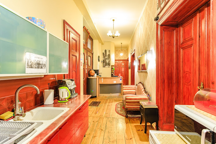 Babel Hostel vis a vis dworca. by null