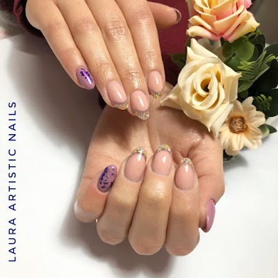 Laura artistic nails