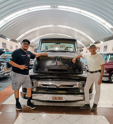 EFFI MUNIZ CUSTOM TRUCKS