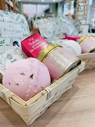 Photo n°20 de La Richebourgeoise - Epicerie Fine & boutique cadeaux (Produits Locaux, Vins & Spiritueux, Thé, Café, Bijoux, Cadeaux, Deco) à Richebourg (Cave à vins)