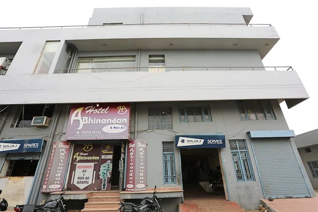 OYO 28227 Hotel Abhinandan