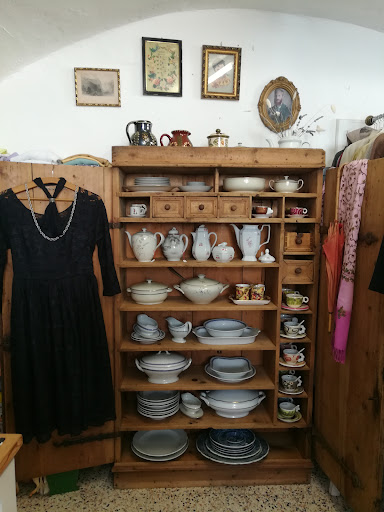 Akazie Secondhand Shop - Thumbnail