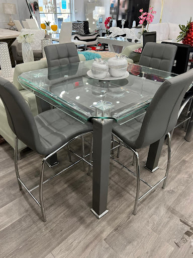 Lynn's Interiors