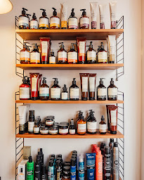 Photo n°11 de Les garçons dans le salon à Paris (Salon de coiffure)