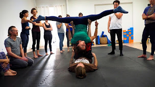 Photo n°4 de Acro Yoga - école de cirque à Trédarzec (Professeur de yoga)