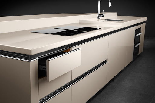 Heartwood Custom Cabinets / Kitchen, Bathroom and Closets‎ Logo