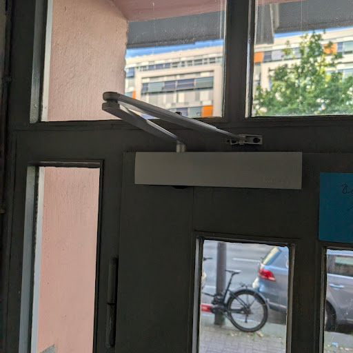 Una llave partida dentro de la cerradura de un piso de alqui