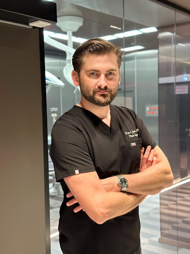 lek. Piotr Janik, Chirurg plastyczny