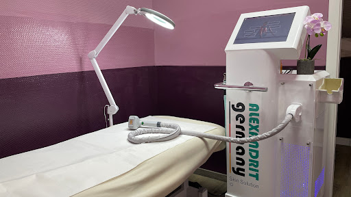 Ledis First Beauty Salon - Dauerhafte Haarentfernung Köln, IPL Alexandrit Laser I Fußpflege | Maniküre - Thumbnail